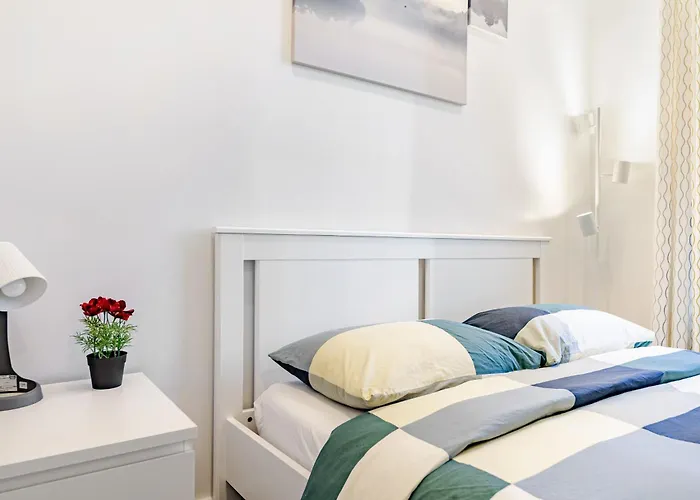 2 Bedroom Luxury Unit In The Heart Of Manhattan